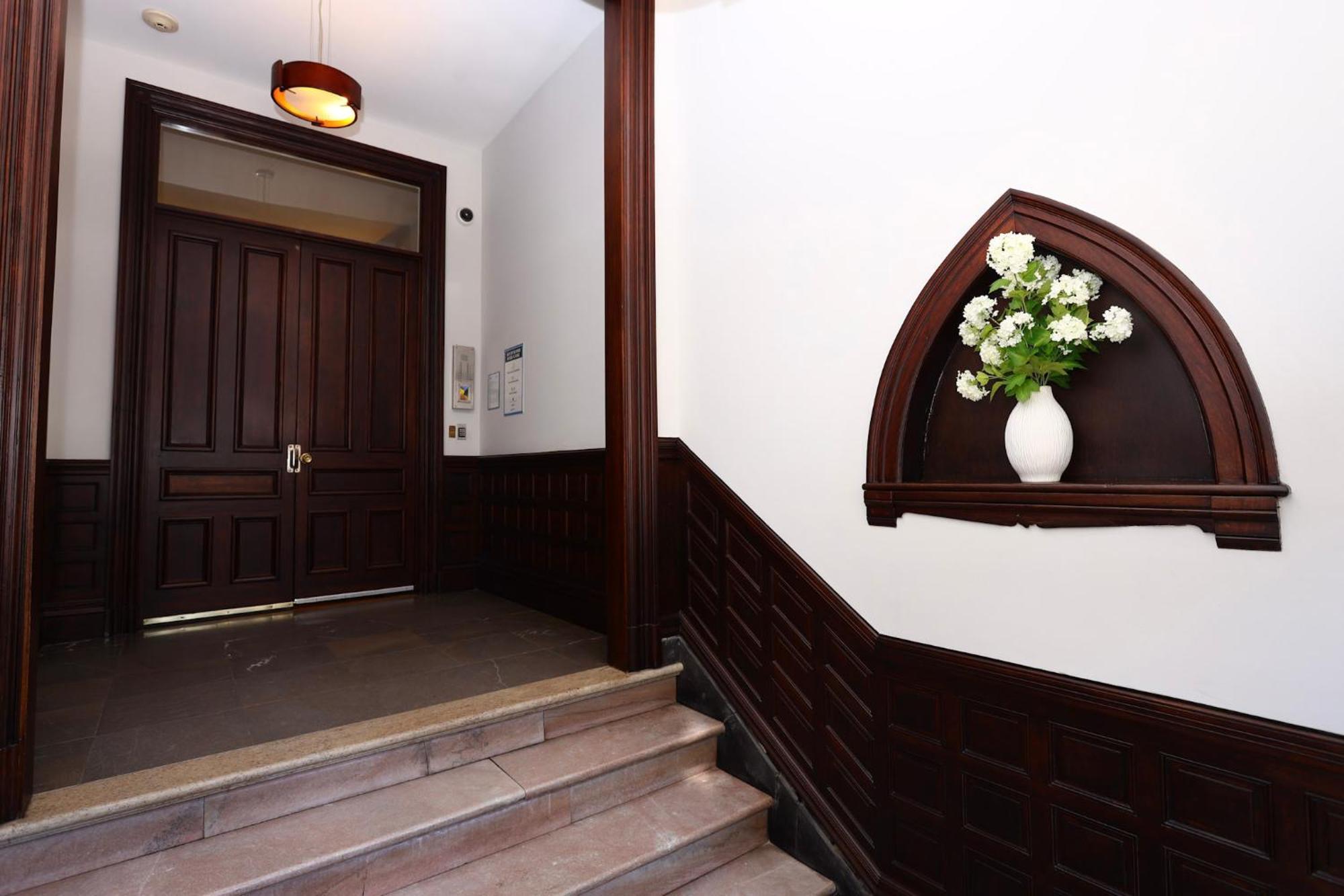 Furnished Newbury Street Studio, #6 Бостон Экстерьер фото